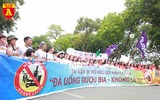 Hàng nghìn người đi bộ kêu gọi 